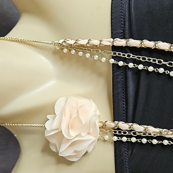 Retro Flower with Multi-strand necklace in light peach tone - Picture 7 of 8